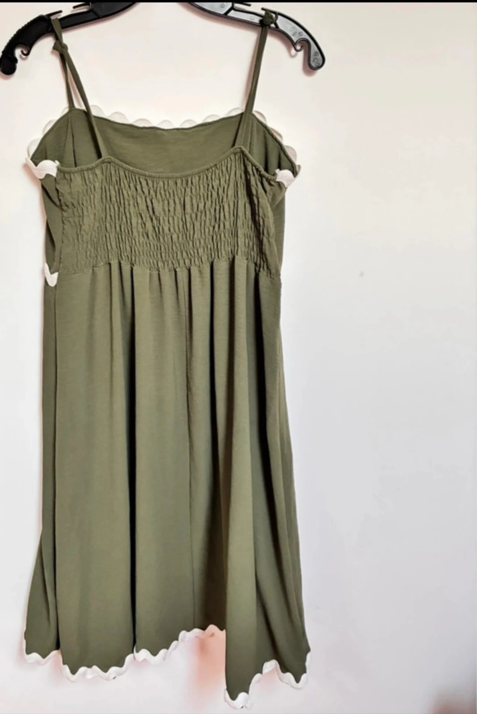 Vestido verde kaki fluido com alças e detalhe ondulado branco | Tam. L – photo 3